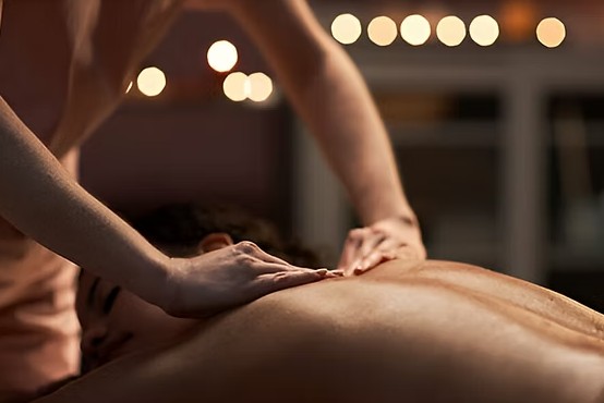 https://www.374massatge.com/wp-content/uploads/2018/12/masaje_corporal_barcelona_1.jpg